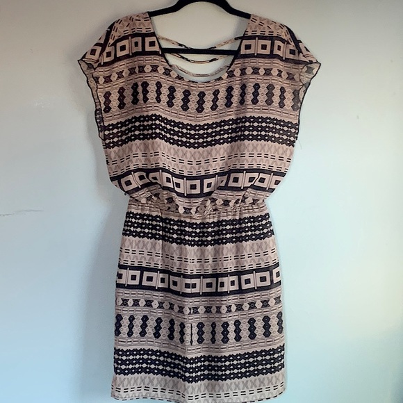City Triangles Dresses & Skirts - City Triangles | Mid Thigh Tapered Geometric Dress
